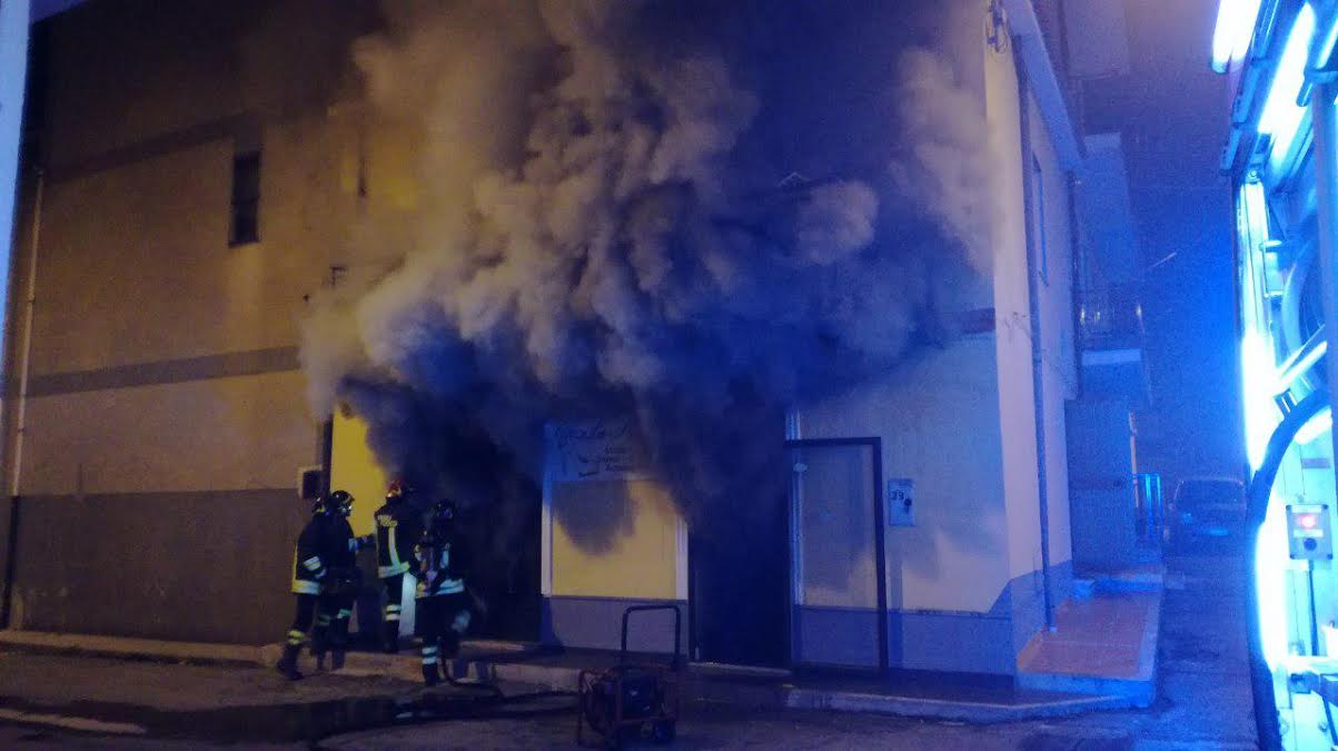 Incendio in un negozio di scarpe a Isola Capo Rizzuto