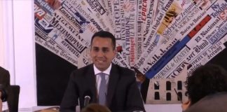 Luigi Di Maio nell'incontro con la stampa estera