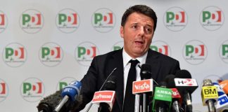 Matteo Renzi nella conferenza stampa post elezioni in cui ha annunciato le dimissioni