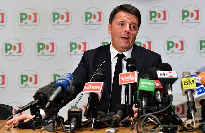 Matteo Renzi nella conferenza stampa post elezioni in cui ha annunciato le dimissioni 