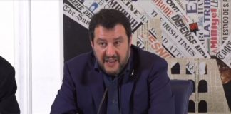 Matteo Salvini durante l'incontro con la stampa estera