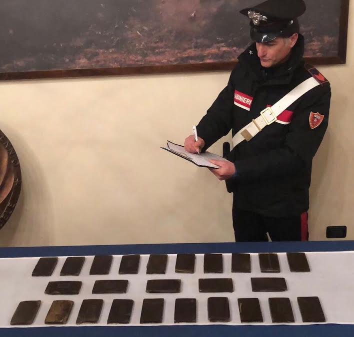 I panetti di hashish sequestrati dai carabinieri a Cosenza