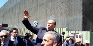 Berlusconi sul predellino in Molise