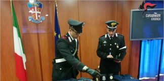 I Carabinieri con il materiale scoperto a San Vito