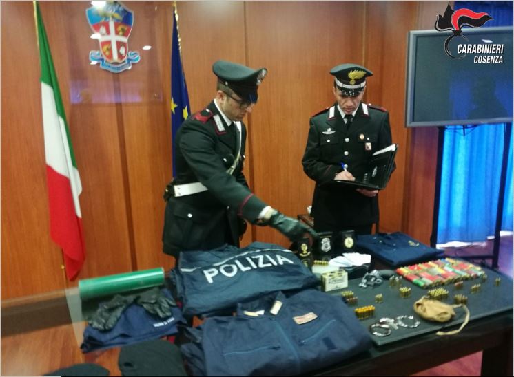 I Carabinieri con il materiale scoperto a San Vito