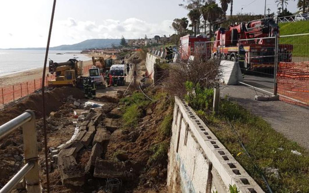 Dramma a Crotone, cede muro e travolge operai: due morti