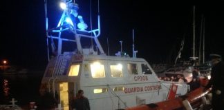 La Guardia costiera porta in salvo nel porto di Roccella Jonica i 23 naufraghi che si trovavano su una barca a vela alla deriva.