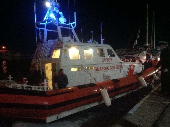 La Guardia costiera porta in salvo nel porto di Roccella Jonica i 23 naufraghi che si trovavano su una barca a vela alla deriva.