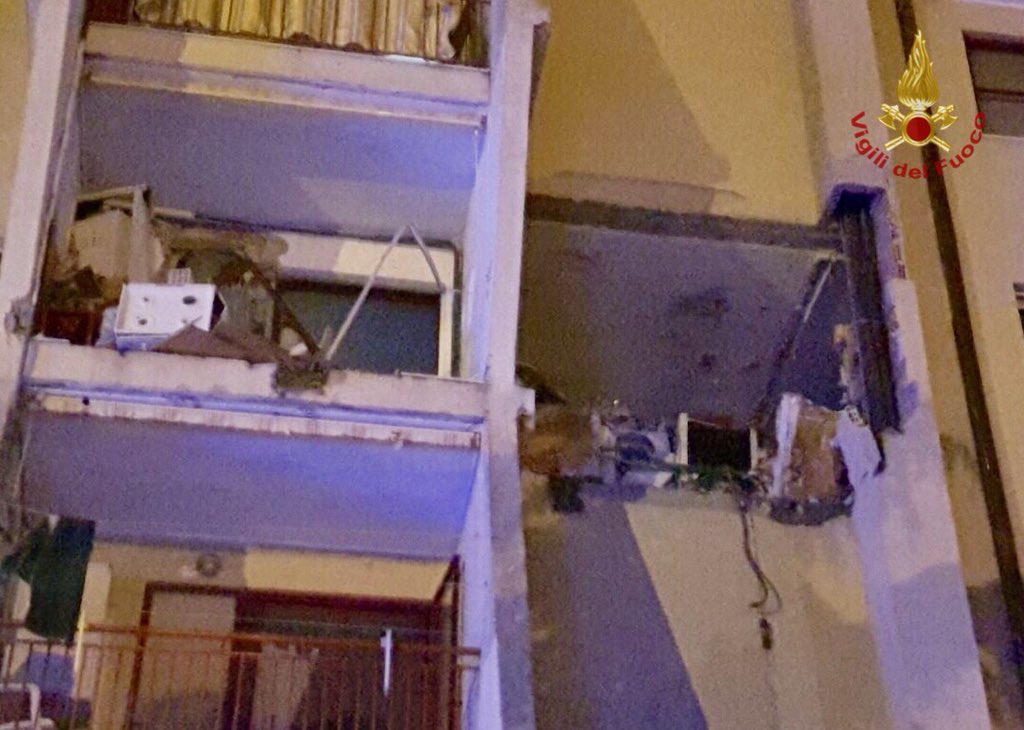 Esplosione in casa Crotone, 2 morti e 4 feriti