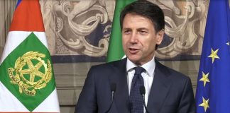 Il neo presidente del Consiglio Giuseppe Conte legge la lista dei ministri