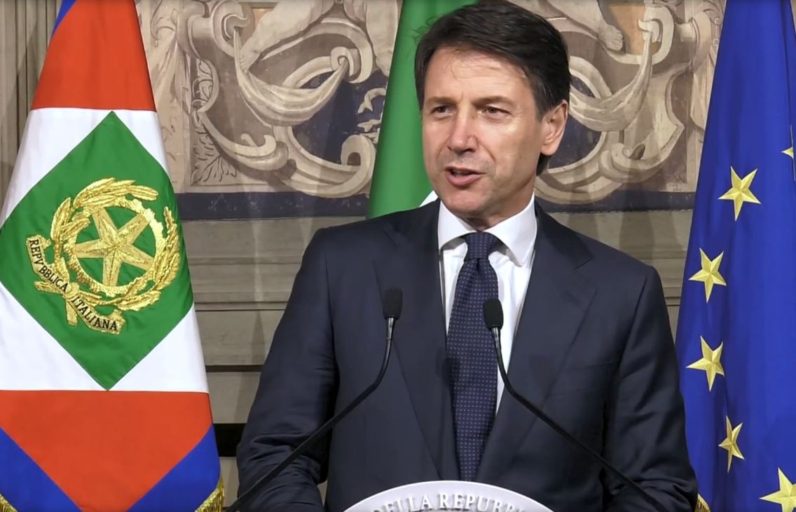 Il neo presidente del Consiglio Giuseppe Conte legge la lista dei ministri