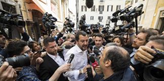 Il segretario della Lega Matteo Salvini assediato dai cronisti nel centro di Roma