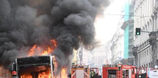 Roma: autobus in fiamme a via del Tritone, nube di fumo