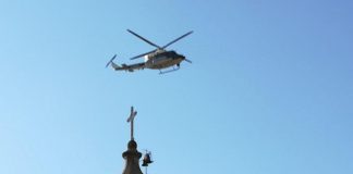 Un elicottero impegnato nelle ricerche del killer nel Vibonese