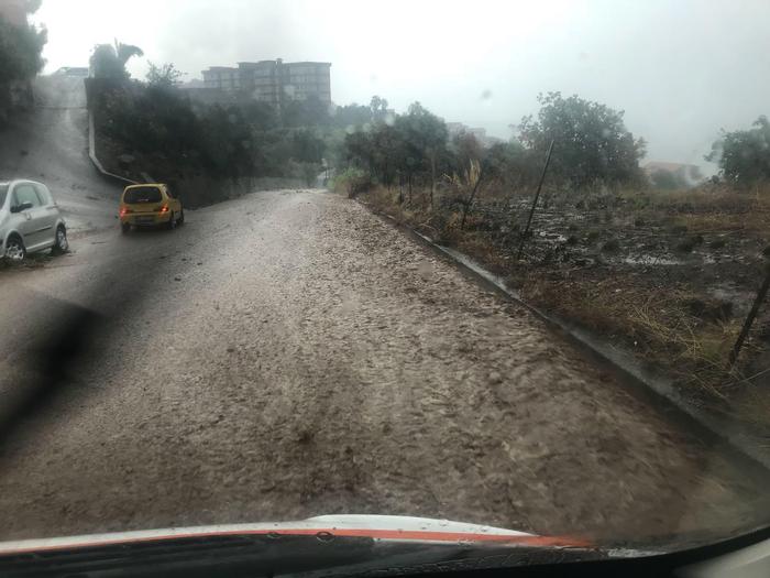 Strade invase da acqua e fango a Nicotera a causa di un nubifragio.