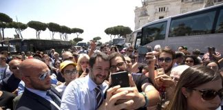 Matteo Salvini accerchiato dalla folla alla festa della Repubblica a Roma