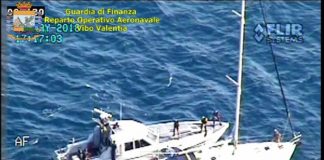 I mezzi aeronavali delle Fiamme Gialle della Calabria,, hanno intercettato un veliero dedito al traffico illegale di migranti