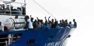 Migranti sulla nave Lifeline