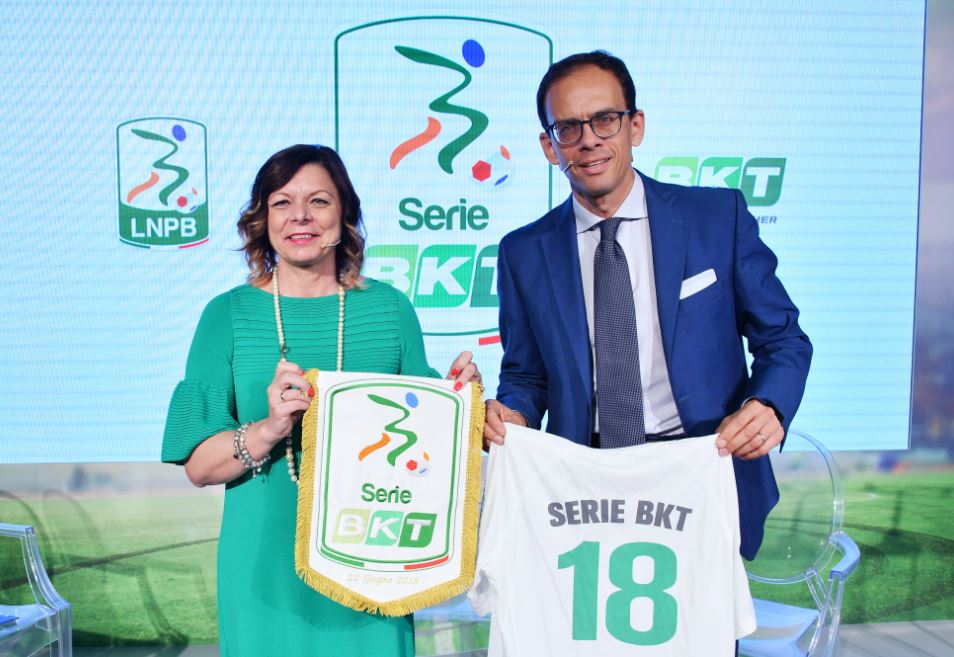 Da sinistra Lucia Salmaso, ad di BKT Europe e Paolo Bedin, direttore generale della Lega calcio di B