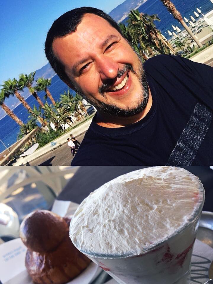 Matteo Salvini mentre fa colazione a Reggio Calabria 