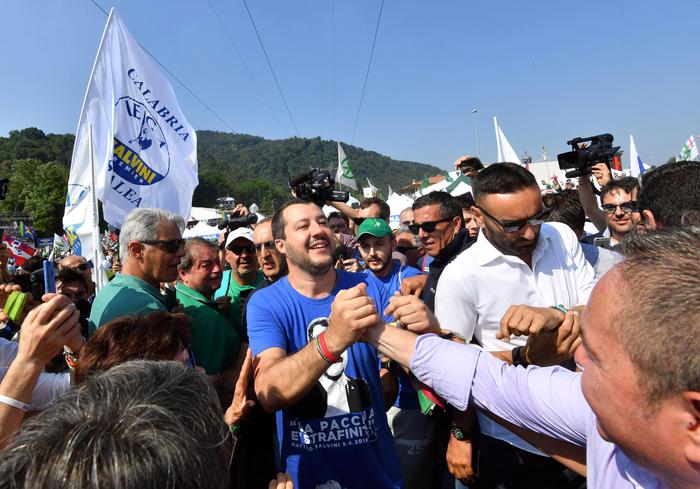 Il segretario della Lega e ministro dell'Interno Matteo Salvini saluta i simpatizzanti al suo arrivo al raduno della Lega a Pontida