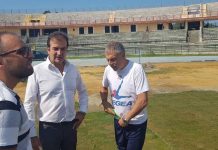 Mister Braglia sul terreno di gioco con il sindaco Occhiuto