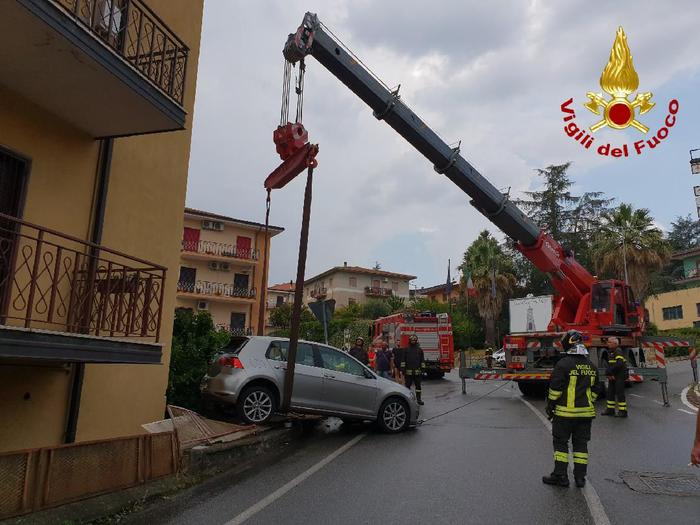 un momento dell'intervento dei vigili del fuoco di Cosenza