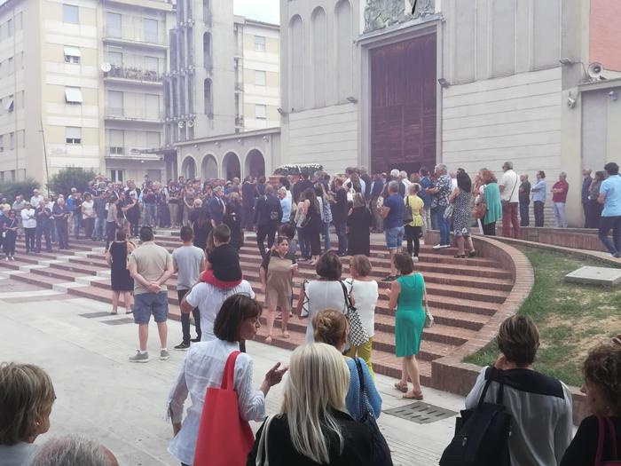 I funerali a Cosenza di Francesco Augieri, il giovane di 23 anni ucciso da una coltellata a Diamante