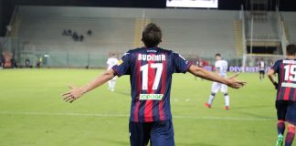Budimir esulta dopo il goal del pareggio in Crotone Brescia