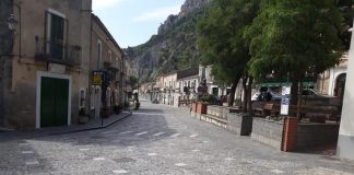 La piazza deserta di Civita