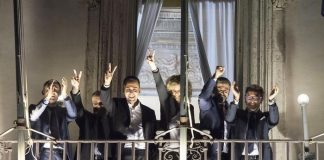 Il vicepremier Luigi Di Maio e i ministri del M5s si sono affacciati dal balcone di palazzo Chigi