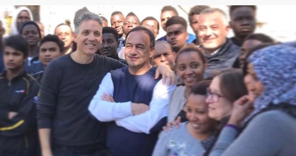 Il sindaco di Riace Mimmo Lucano con l'attore Beppe Fiorello