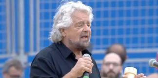 Beppe Grillo con la "manina" sul palco di Italia a 5 stelle