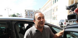 Il sindaco di Riace, Mimmo Lucano arriva in tribunale a Locri
