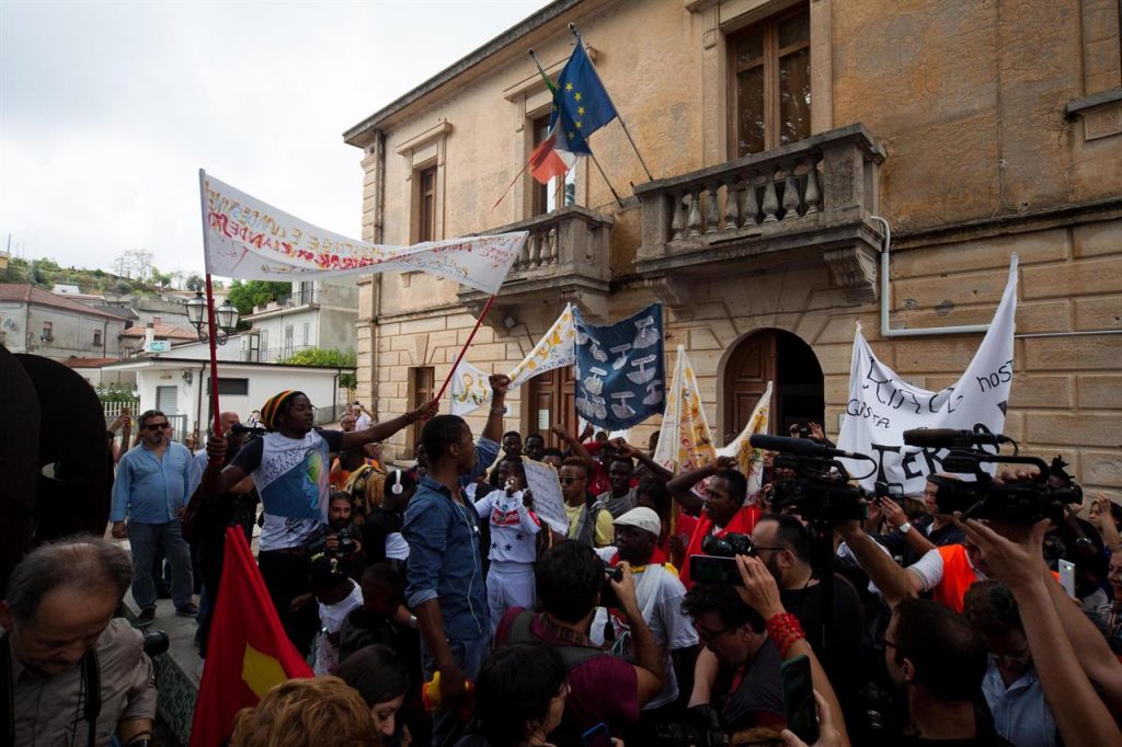 Manifestazione riace migranti lucano