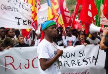 Migranti alla manifestazione pro Lucano a Riace