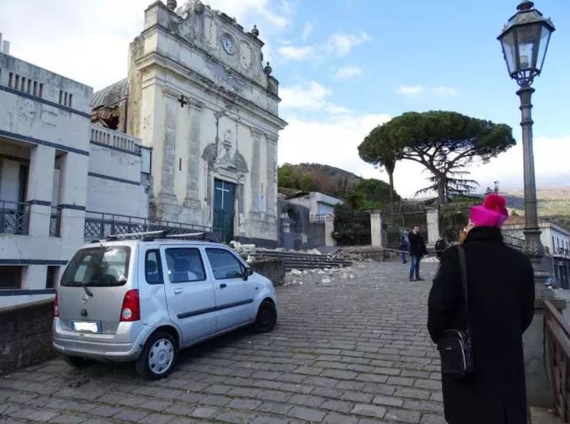 crolli chiesa terremoto etna