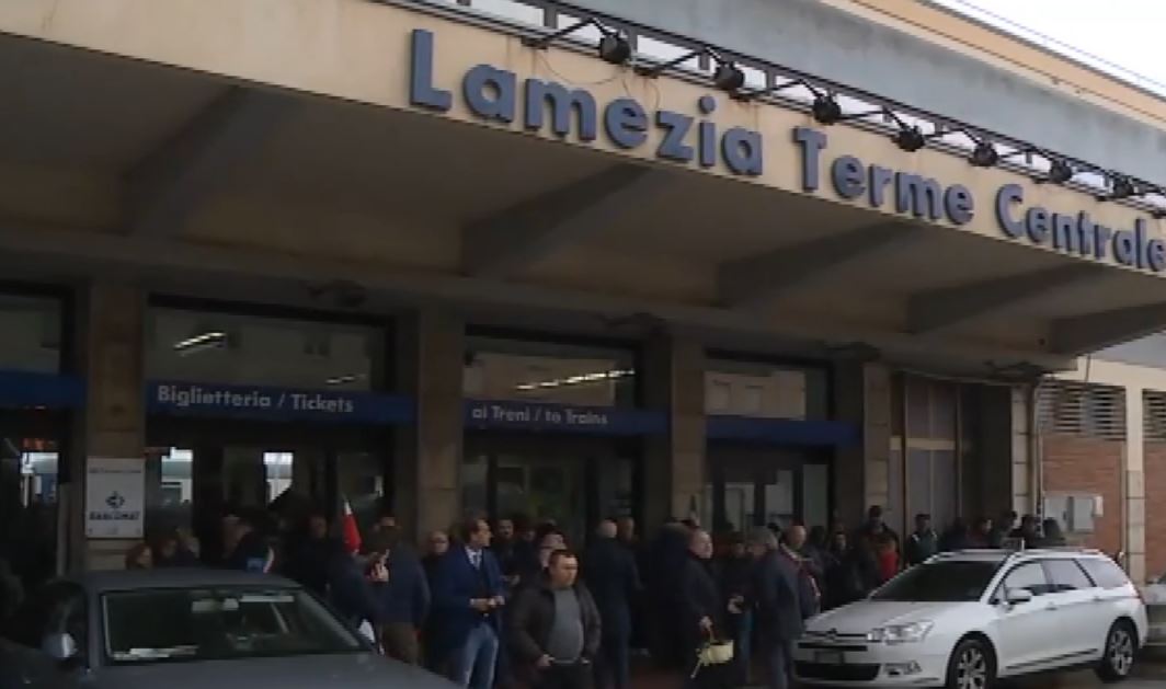 protesta precari stazione lamezia