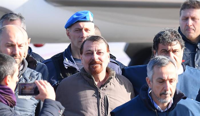 L'ex terrorista Cesare Battisti a Roma circondato dai poliziotti