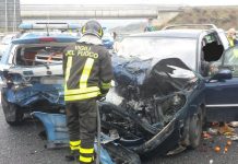 Auto contro pattuglia Ps su A2, illesi due agenti