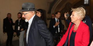 (ARCHIVIO) Tiziano Renzi con la moglie Laura Bovoli, in una immagine del 21 ottobre 2017 a Firenze