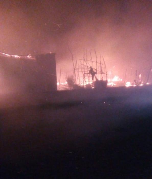 L'incendio divampato nella baraccopoli di San Ferdinando, 16 febbraio 2019. Una persona è morta.