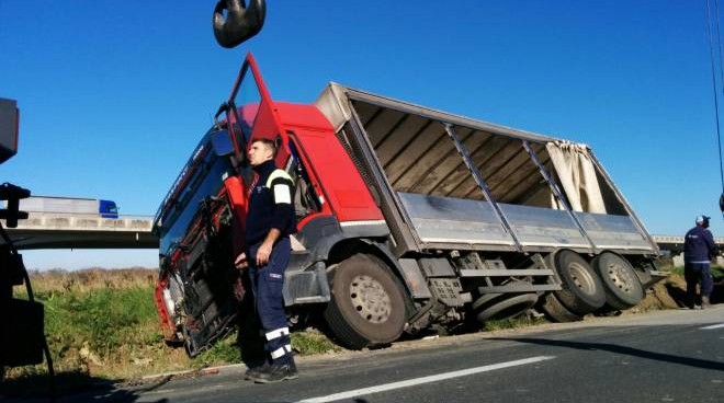 mezzo pesante camion sbandato