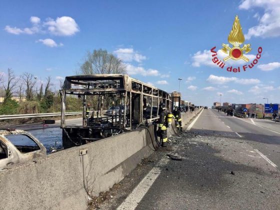 Il bus di linea dato alle fiamme