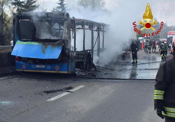 Il bus di linea dato alle fiamme