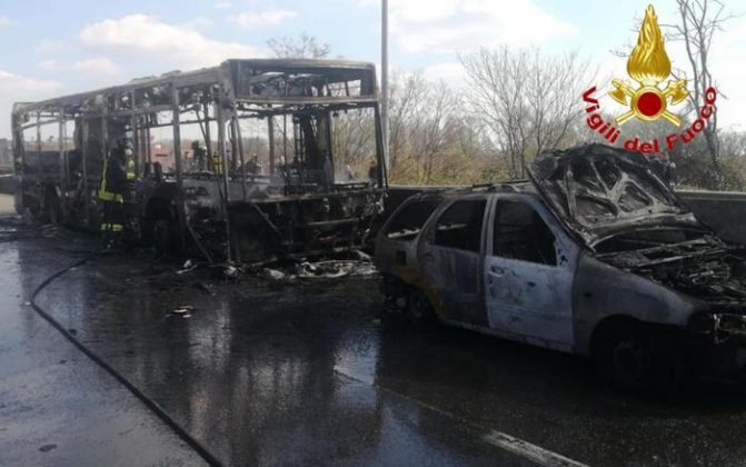 Il bus di linea dato alle fiamme