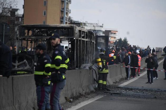 Appicca fuoco su bus con scolaresca, fermato autista