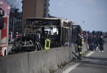 Appicca fuoco su bus con scolaresca, fermato autista