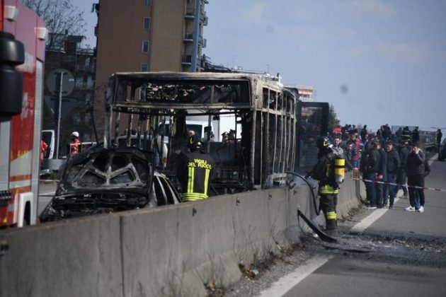 Appicca fuoco su bus con scolaresca, fermato autista