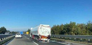 Mezzo pesante perde gasolio sull'A2 a Reggio, incidenti e pesanti disagi
